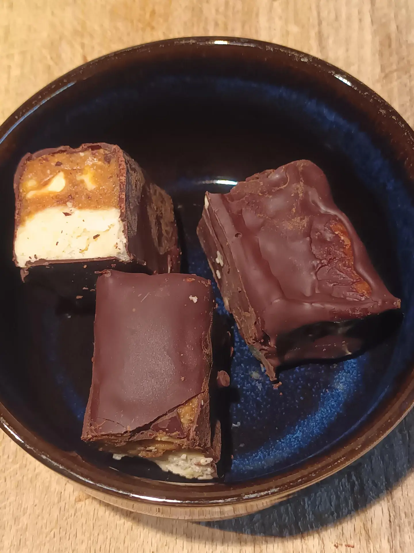 Vegan snickerreep met dadels, kokos, pindakaas, cashewnoten, hazelnoten en honing.