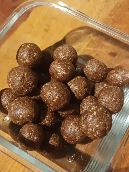Chocolade balletjes met dadels en kokos