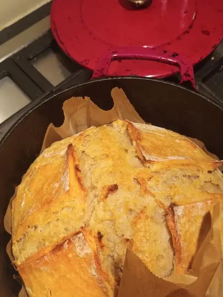 desembrood gebakken in een pan.