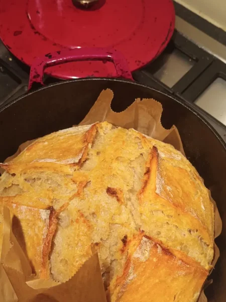 desembrood gebakken in een pan.