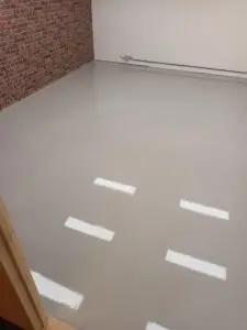 geegaliseerde vloer. Dit is belangrijk omdat ik er misschien met karren overheen ga rijden. Het moet dan superglad zijn.