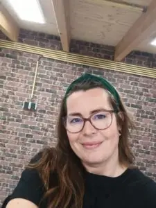 Hanna met op de achtergrond het nieuwe behang.