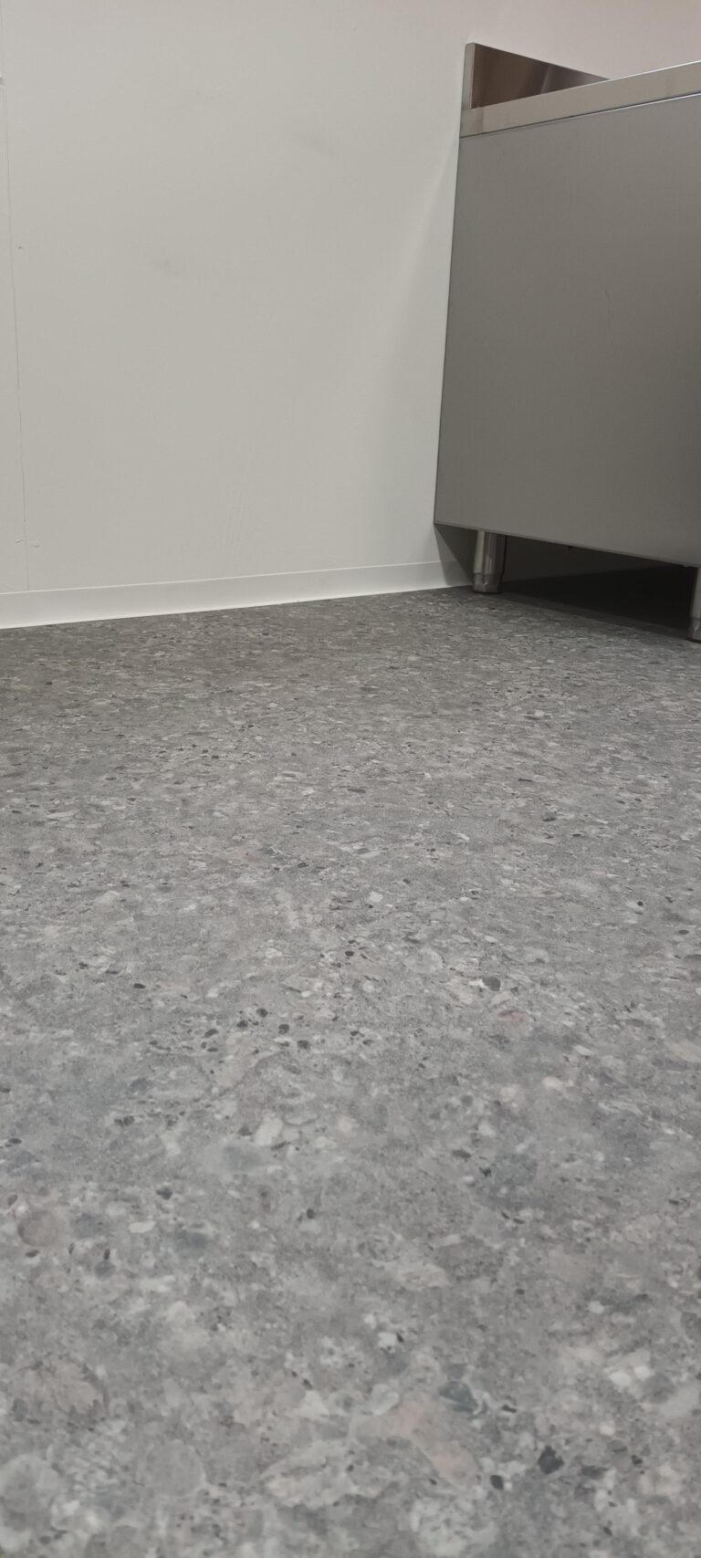 Grijs vinyl met betonlook van www.vloerenenzo.nl