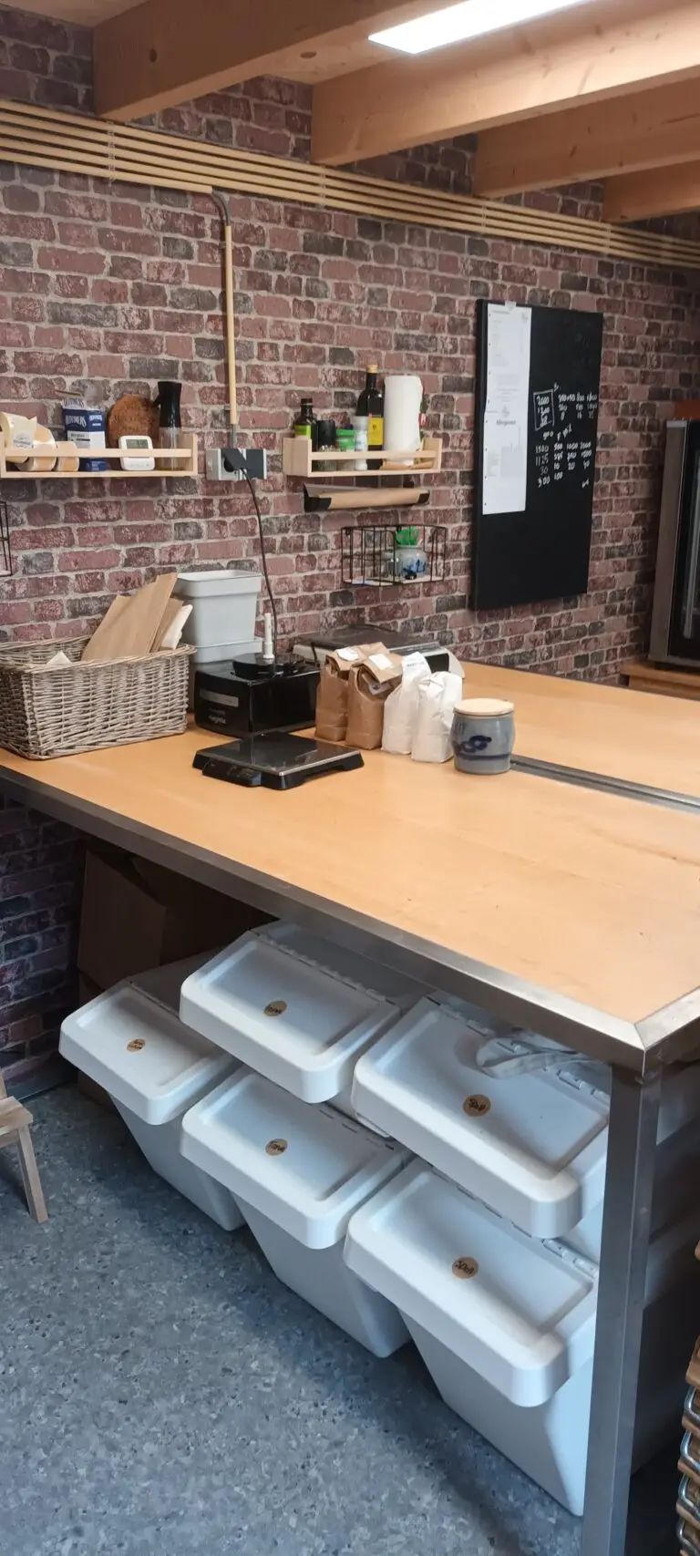 Hanna's schuurbrood, microbakkerij werktafel, afwegen van het deeg