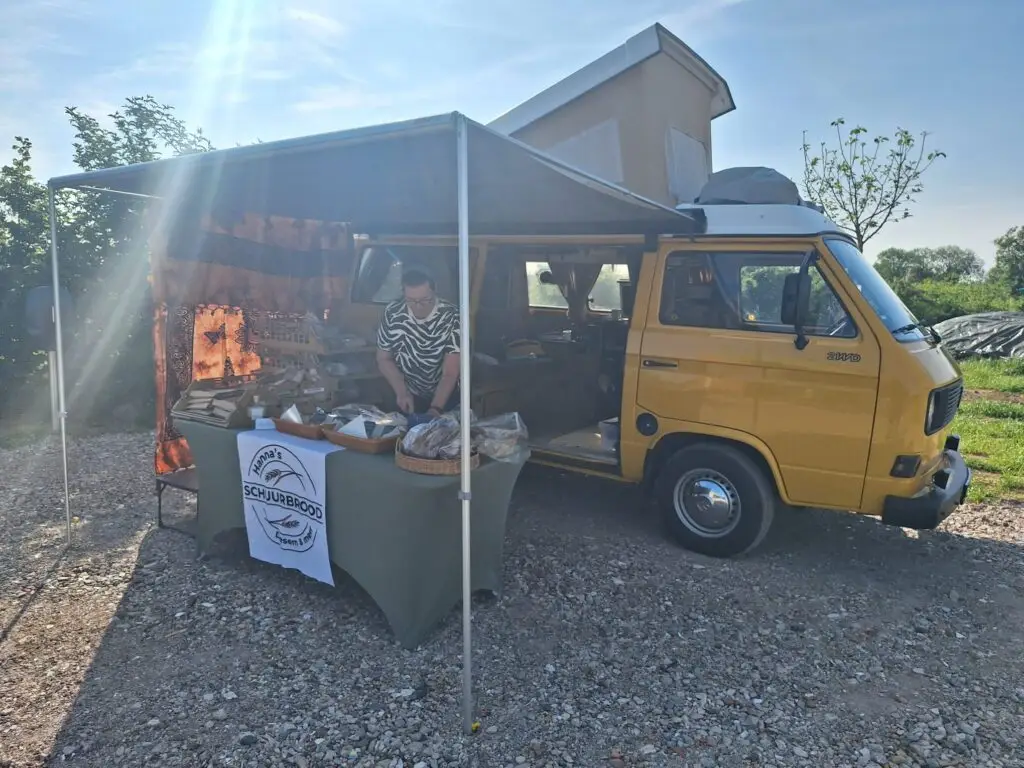 op voedselbos lingehout met onze T3 volkswagen bus om brood te verkopen